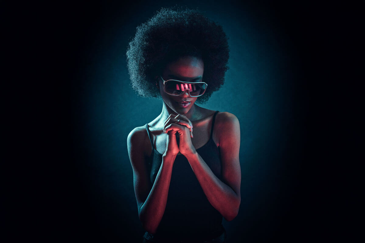 Retrato de estudio con iluminación de color, ejemplo de foto para una web de fotografía