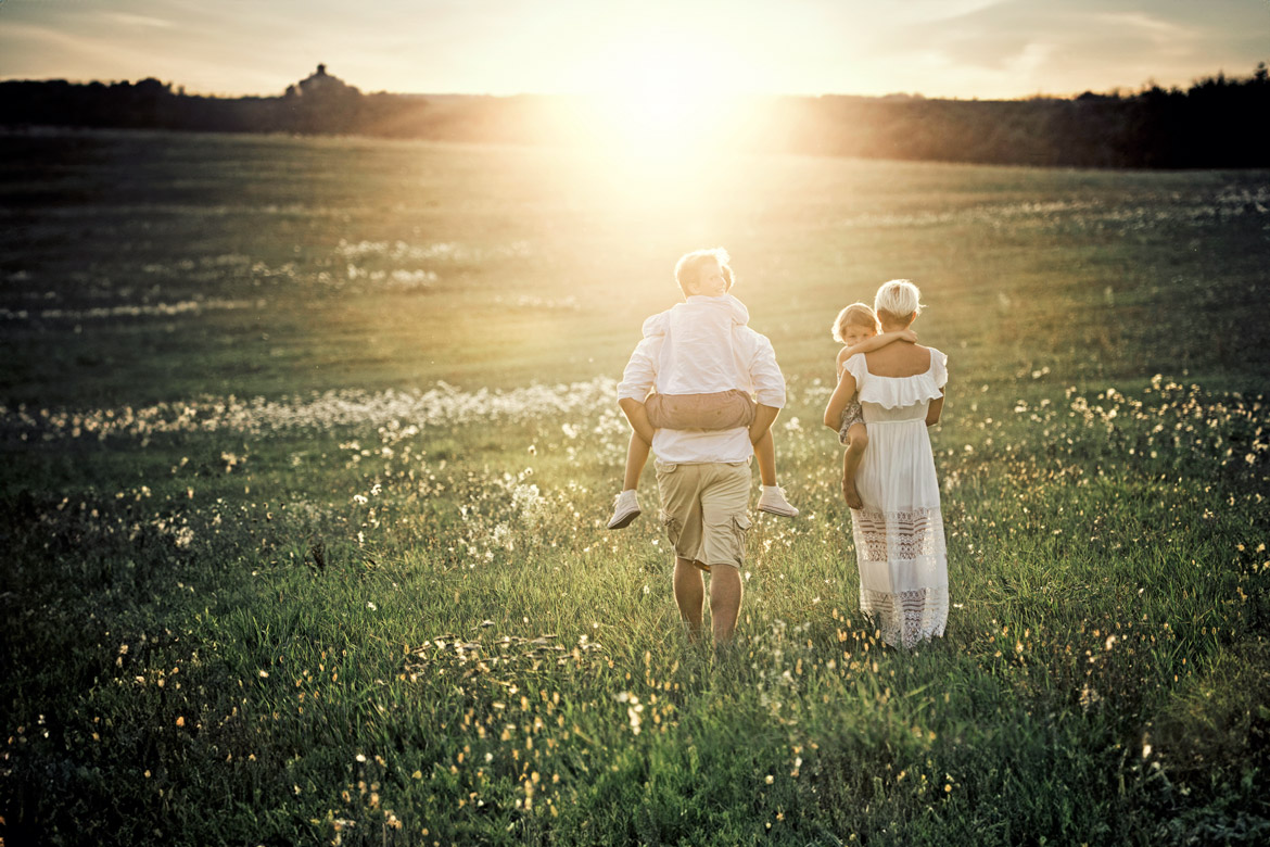 family-photo-shoots-in-the-summer-season-cover-arcadina